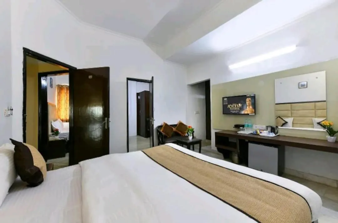Hotel The First By Goyal Hotelie 阿格拉