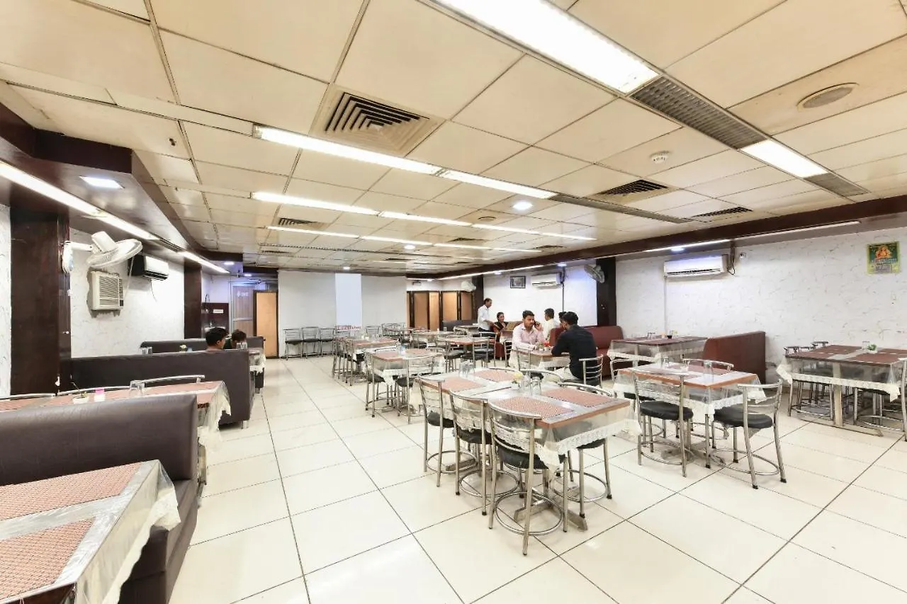 Hotel The First By Goyal Hotelie 阿格拉