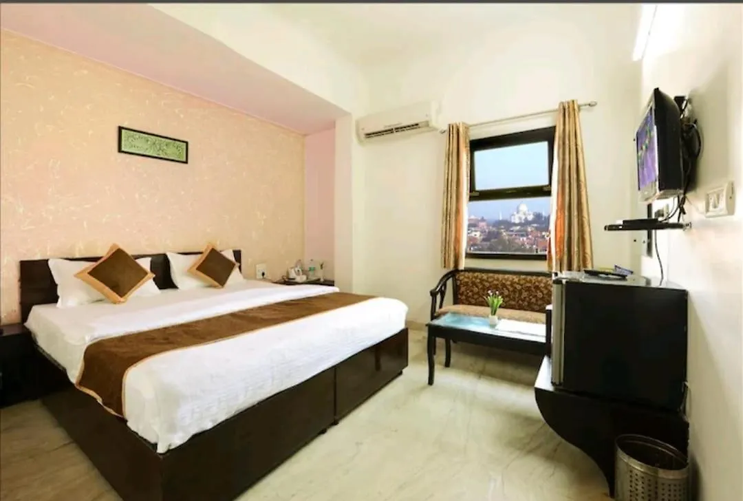 Hotel The First By Goyal Hotelie Agra