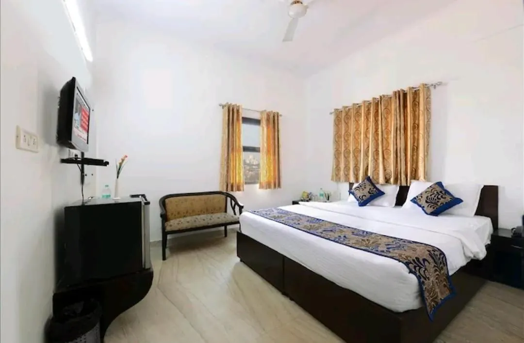 Hotel The First By Goyal Hotelie Agra
