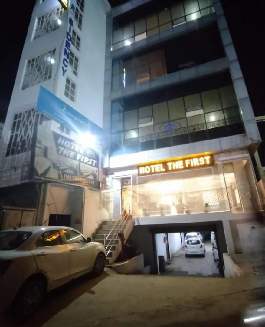 Hotel The First By Goyal Hotelie Agra